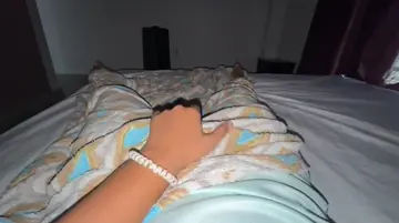 Bucetinh novinha indo na cama do primo para procurar rola