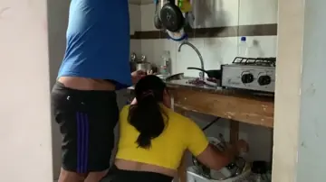 Bct nua safada fodendo com encanador na cozinha
