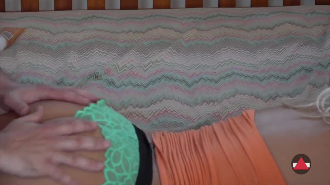 Transando com novinha batendo no rabo da loirinha enquanto fode gostoso