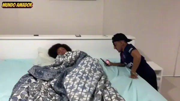 Meteu na gordinha novinho pegando a morena na cama com prazer