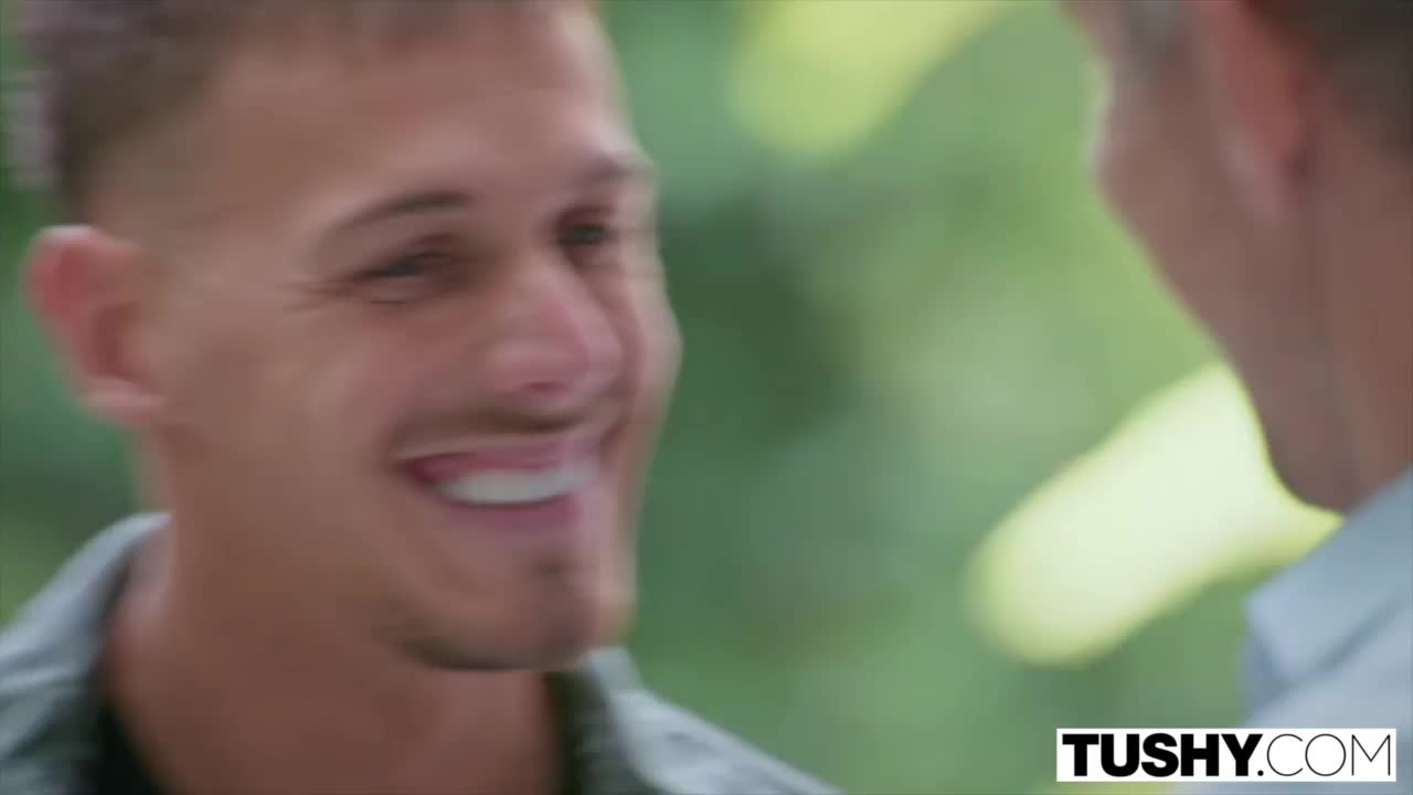 Moreninha gostosa metendo juntando com amigo para foder a safada
